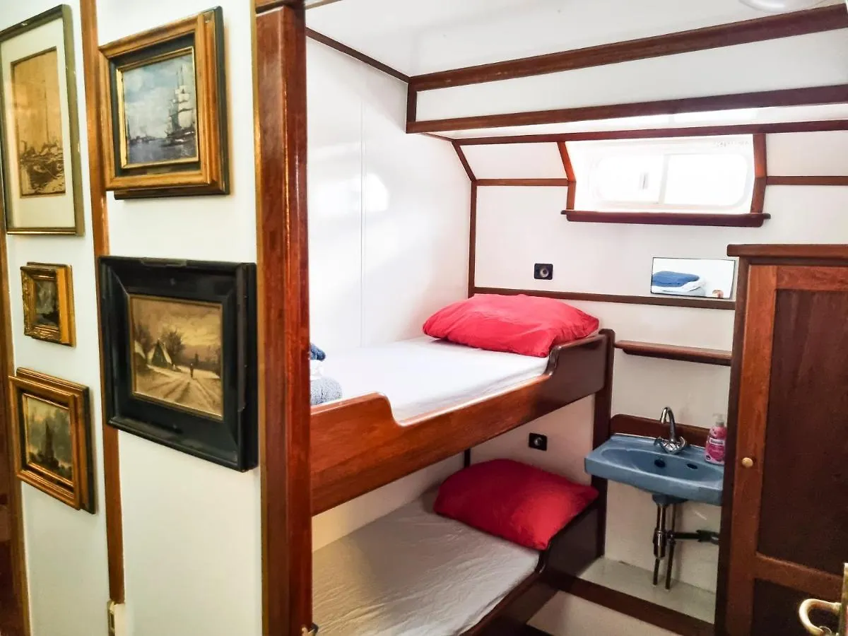 Amsterdam Hotelboat 0*,