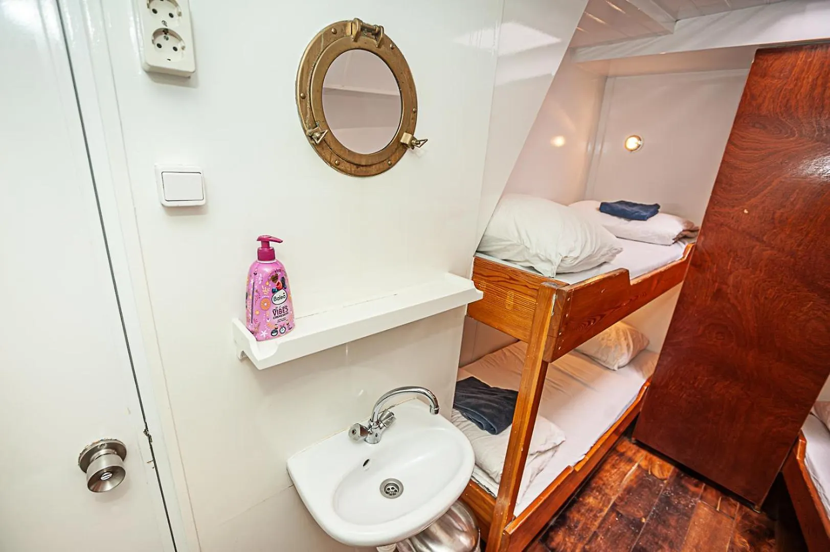 Amsterdam Hotelboat 0*,